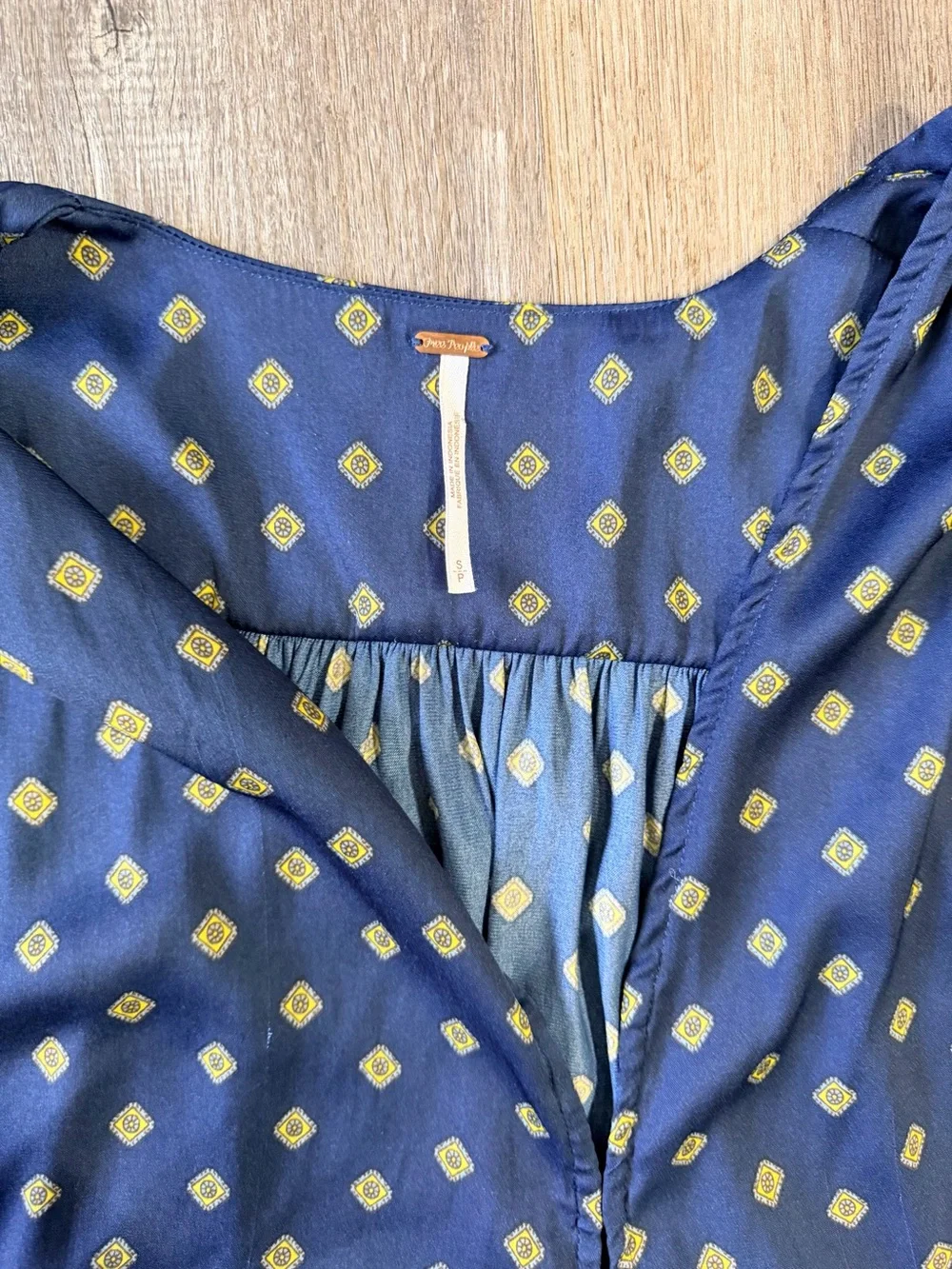 FREE PEOPLE Navy Blue Patterned Tie-Front Tblouse